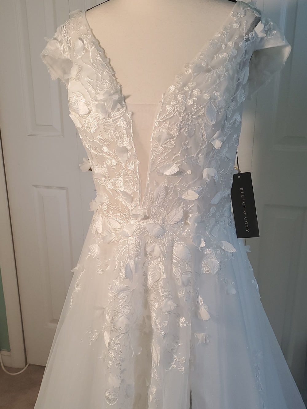 Off White 3D Floral V-Neck Wedding Dress